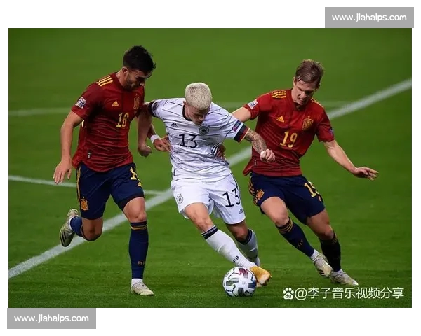 激烈对决再现绿茵赛场顶尖球队争夺荣耀之战